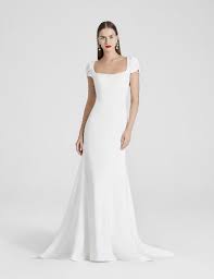 Per la realizzazione degli abiti da sposa 2021 vengono utilizzati tessuti come il cady, satin e chiffon per i vestiti dalle linee semplici, mikado e duchesse per i vestiti con un volume accentuato e plumetis e pizzo per i vestiti più particolari e lavorati. Abiti Da Sposa 2021 Semplici E Minimali