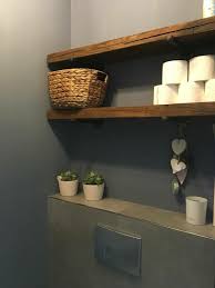 planken in de wc als opbergruimte voor wc rollen en overig badkamerdecoratie badkamerideeen toilet ontwerp