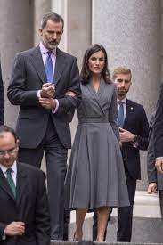 Che non è sotto l'effetto dell'alcol. Diamo Un Premio A Letizia Ortiz Che Ci Regala Il Vestito Grigio Piu Sobrio E Chic Di Questa Stagione Vestito Grigio Letizia Ortiz Vestiti