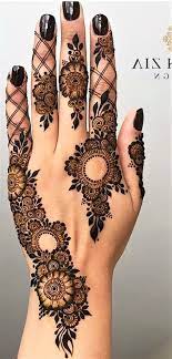 This henna design is unique. Pin On Henna And Mehndi Designs