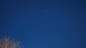 Dzisiaj wieczorem satelity wystrzelone wyniesione wczoraj na orbitę przelecą nad polską. Starlinki Znow Przelatuja Nad Polska Sprawdz Kiedy Mozna Je Zobaczyc 05 03 2021 Szczecin Super Express