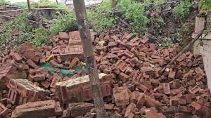 दिल्ली: बारिश के कारण गिरी दीवार, महिला और उसके बेटे की मौत, 2 अन्य घायल -  delhi Woman son killed in wall collapse due to rain in Civil Lines lcly -  AajTak