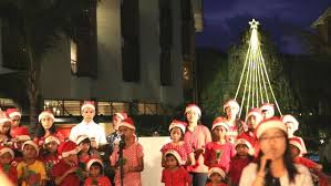 Mereka tidak kebagian tempat di dalam gedung gereja. Pohon Natal Led Setinggi 18 Meter Curi Perhatian Di Bali