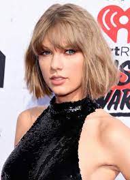 تواجه مغنية البوب الأمريكية تايلور سويفت دعوى قضائية تطالبها بتعويض قدره 42 مليار دولار ، في تهمة سرقتها لكلمات أغنيتها المعروفة shake it off التي قامت باصدارها سنة 2014. Ù…Ù† Ù‡Ùˆ Ø­Ø¨ÙŠØ¨ ØªØ§ÙŠÙ„ÙˆØ± Ø³ÙˆÙŠÙØª Ø§Ù„Ø¬Ø¯ÙŠØ¯ Ellearabia