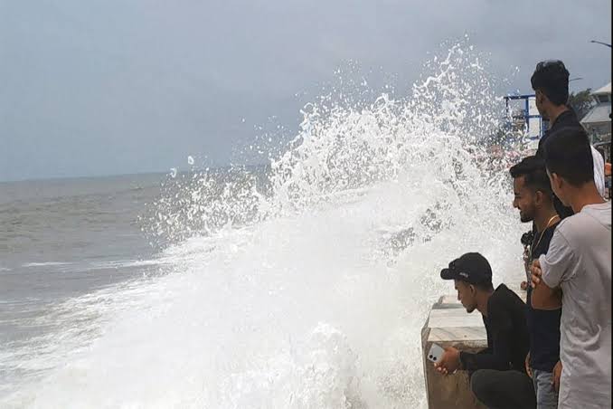 Tourist died at mandarmani sea on saturday, another one missing