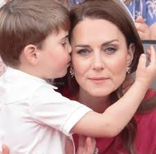 I wish I could get HELLO from that gorgeous fan of the royal family