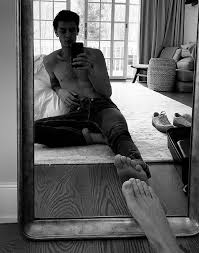 Shawn is approximately 6 feet 2 inches tall and weighs. Shawn Mendes Serves Big Feet In New Shirtless Selfie Fitness Health Lifestyle Breatheheavy Exhale