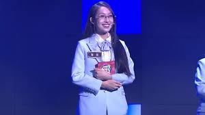 攻你上大學｜ 海兒「眼鏡娘」Look極吸睛肥媽小學未畢業竟有博士學位