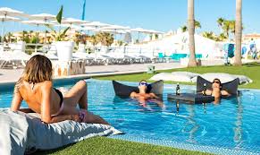 Puoi approfittare di alcuni dei servizi offerti dall'hotel, come la reception 24 ore su 24. Casas Del Lago Hotel Adultyhotels Com