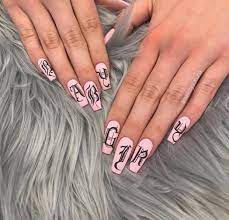 Destacan las líneas en forma de triangulo, y se combina con otros colores de esmalte como el rosado, el verde y el negro. Pinterest Cluelessangel Manicura De Unas Unas De Maquillaje Unas Postizas De Gel