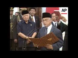 Krack, karena mencetuskan teori krack progression dalam dunia penerbangan. Indonesia Jakarta B J Habibie Sworn In As New President Youtube