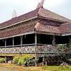 Rumah lamin merupakan rumah adat yang ditinggali oleh masyarakat asal kalimantan timur dengan panjang sekitar 300 meter, lebar 15 meter, dan tinggi kurang lebih 3 meter. 1