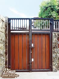 Pintu besi yang kuat membuat pencuri atau perampok yang akan masuk kerumah kita menjadi sulit karena sifatnya yang tidak mudah rusak. Pintu Besi Kayu