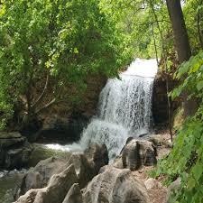 Its quite an easy walk which will take you along the flowing creek bed, over a swinging bridge, past bluffs, up close to a beautiful waterfall and to the outskirts of a cave. Tanyard Creek Nature Trail Gnome Look Org