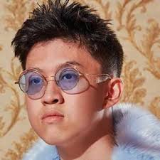 The sweat champion yellow Rich Brian