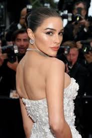 Hanya saja ia juga menyelendangkan senapan otomatis. Olivia Culpo Pemotretan Di Bali Pose Seksi Pakai Bikini Di Pantai
