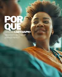 Neste Mês do Orgulho, damos voz a relatos reais que revelam os desafios  silenciosos enfrentados pela população LGBTQIAPN+ nos serviços de saúde e  como o acolhimento começa pelas perguntas certas. A partir
