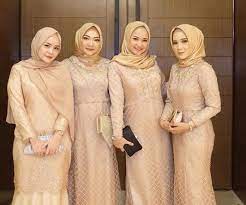 Lengan panjang duyung meski tanpa obi pada perut akan membuat anda kian cantik. 23 Model Kebaya Modern Brokat Duyung Beraneka Ragam Gambar