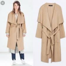 Featuring contrast front button fastening, belt appliqué and side vents. Tozzo Itaca Attacco Camel Zara Penzolare Asta Laser