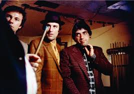 Charlie (harvey keitel) și johnny boy (robert de niro) își duc veacul printre mafioți și, chiar dacă sunt buni amici, au idealuri diferite. Crimele Din Mica Italie
