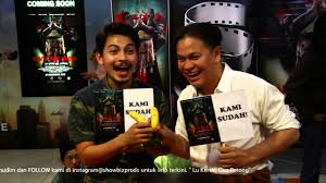 Synopsis hantu tok mudim is a movie starring harun salim bachik, sofi jikan, and izzue islam. Download Malam Gala Hantu Tok Mudim