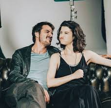 S H A N Z A Y Adli Kullanicinin Unluler Celebrities Panosundaki Pin Tv Dizileri Netflix Unluler