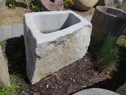Die serie mondial bietet edelstahlkugelbrunnen in verschiedenen größen von ø 20 bis 100cm an. Brunnen Aus Granitfindling 105x90h64cm Bwk035 Brunnencenter Allgau