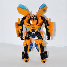 The original 2007 movie, transformers, ignited a firestorm of popularity surrounding the car, which even led to chevrolet introducing its own bumblebee over the weekend, an example of each of the modern camaros that starred in the transformers movies were sold as a group at a charity auction. C T Toys Collectables A Twitter Check Out This Transformers 2007 Movie Battle Damaged 08 Camaro Concept Bumblebee Autobot 6 Action Figure 81415 By Hasbro From 2007 Target Exclusive Https T Co Qfd1obbubz Via