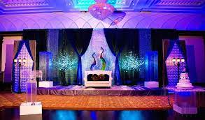 Peacock Themed Weddings At Banquet Halls In Delhi Dekorasi Perkawinan Dekorasi Pernikahan Elegan