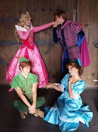 Aurora And Phillip From Sleeping Beauty And Peter Pan And Wendy Darling From Peter Pan Cosplay Disney Poses De Noiva Cosplay E Princesas