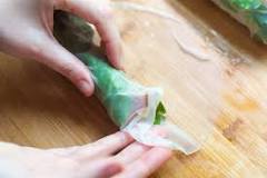 Are you supposed to eat rice paper in sushi?