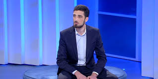 A c'è posta per te 2021 rossella, in lacrime, ha perdonato il padre e ha riaperto la busta dandosi una nuova possibilità. C E Posta Per Te Daniele Cerca Il Padre Ma Poi Chiude La Busta Applausi In Studio Ultime Notizie Flash