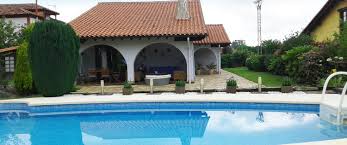 Casa azulacogedora casa de madera para una pareja , opcional cama supletoria para un niño en el. Albiar Alquiler Casa Con Piscina Navajeda Cantabria