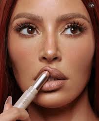 La nueva publicación de Kim 🎀 Se ve bien con el pelo rojo y las cejas aún  más claras : r/KUWTK