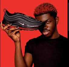 9 апреля 1999 года, атланта, джорджия, сша), известный как lil nas x, — американский рэпер, певец и автор песен из атланты. Lil Nas X Und Sein Nike Satans Sneaker Was Soll Das Welt