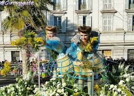 Composto da garofani, i fiori del coraggio, gerbere rosa, i fiori della. La Battaglia Dei Fiori Del Carnevale Di Nizza Foto E Info Utili Girovagate Idee Di Viaggio