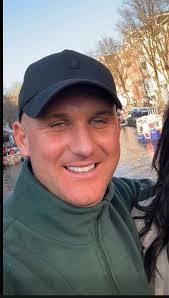 Would someone be able to help with making this look like one image with the  two next to each other please ❤️ I have tried all way, however everything I  try is