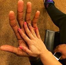 Two nights after going for 45 points to stave off elimination, leonard followed up with. Sportando On Twitter This Is Kawhi Leonard S Hand Compared To A Female Fan According To Nba Reddit Http T Co Rkxodyd7xh