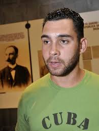 POLÉMICAS DECLARACIONES!!! Elián González, diputado cubano, afirmó que  muchos emigrantes regresarán a Cuba cuando la economía mejore, según sus  declaraciones. Atribuyó el éxodo reciente principalmente a causas  económicas. Expresó confianza en que