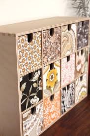 Meuble à plans avec tiroirs robustes destiné au rangement à plat de documents tels que plans, cartes, affiches. Relooking Meuble Avec Du Papier Peint Idees Diy Cote Maison