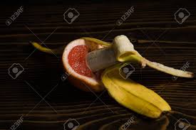 Sex. Geschlechtsverkehr Der Banane Mit Gelber Schale In Der Roten  Grapefruit Auf Hölzernen Hintergrund, Fruchtliebe, Vitamin Und Diät,  Gesundes Essen, Penis Und Vagina Lizenzfreie Fotos, Bilder und Stock  Fotografie. Image 80716594.