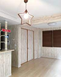 マイホーム記録 リビング ダイニングの逆サイド キッチンカウンター 和室との仕切りのふすま 扉 の壁紙も板壁風に貼り直してもらいました そして キッチンカウンターのサイド部分にラブリコという支柱を立てて 間に３枚棚受けを付けてちょっとした