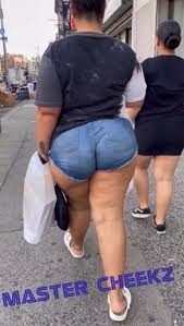 LATINA BBW JEAN SHORTS BIG ASS WALKING MASTERCHEEKS - ThisVid.com