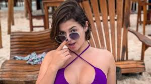 Após abrir bumbum com as mãos, Kerolay Chaves agacha com biquíni PP e deixa  grande parte