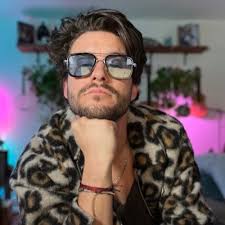 Aaron Gresham (@HiAaronGresham)