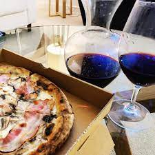 176 me gusta 15 comentarios the cheeky vino wine blog thecheekyvino en instagram pizza wine netflix does it get much b pizza vino pizza instagram