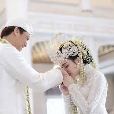 3:45 am contoh desain kebaya untuk model gaun pengantin maupun bagi baju anak remaja dan muslimah, gambar aneka model terbaru pesta pernikahan wanita koleksi desain terkini fashion belanja toko online. Jangan Asal Pilih Gaun Pengantin 9 Rekomendasi Desainer Baju Pengantin Asal Indonesia Ini Punya Konsep Yang Unik Untuk Gaun Pernikahanmu