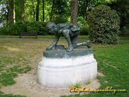 cette statue d un ecolier qui est erigee au parc de la rhonelle me faisait rever quand j etais gamin sur socle est g nord pas de calais valenciennes creations