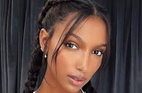 Here are 25 easy hairstyles for curly hair that will turn your most uninspired hair days into perfectly coiffed ones. Best Sporty Hairstyles For Curly Hair Fashionisers C