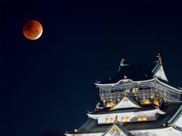 eclipse of the moon 地球运行到月亮和太阳的中间时, 太阳的光正好被地球挡住, 不能射到月亮上去, 因此月亮上就出现黑影, 这种现象叫月食。 ï¼'ï¼ï¼'ï¼'å¹´ã¯æœˆé£ŸãŒï¼'å›žã‚‚è¦‹ã‚‰ã‚Œã‚‹ãƒãƒ£ãƒ³ã‚¹ ï¼•æœˆï¼'ï¼–æ—¥ã¯ã‚¹ãƒ¼ãƒ'ãƒ¼ãƒ ãƒ¼ãƒ³ã§çš†æ—¢æœˆé£Ÿ Grape ã‚°ãƒ¬ã‚¤ãƒ—